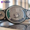 Une ceinture de champion de fantasy football avec un logo de football bien visible, mettant en valeur la fierté de la victoire et l'esprit d'équipe.