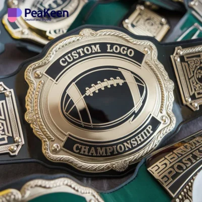 Ceinture de championnat avec logo personnalisé conçue pour les champions de fantasy football, présentant une image de marque unique et un aspect prestigieux.