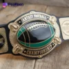 Ceinture de championnat portant la mention "Fantasy Football Championship" bien en évidence sur sa surface.