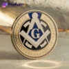 تظهر عملة الماسونية على خلفية زرقاء زاهية نابضة بالحياة، مما يُظهر براعة الصنع التفصيلية وأهميتها.