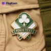 Individuelles Logo-Pin-Abzeichen in Form eines Pfadfinderabzeichens, das Leistung und einzigartige Identität symbolisiert.