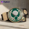 Una cintura per il campionato di golf con una pallina da golf e un nastro verde, simbolo della vittoria in questo sport.