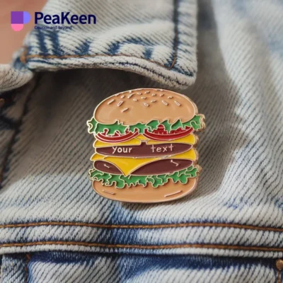 Una persona mostra con orgoglio una spilla a forma di hamburger sui propri vestiti, mostrando il proprio amore per il cibo e per gli accessori unici.