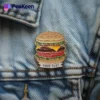 Eine Jeansjacke, die durch eine schrullige Hamburger-Anstecknadel hervorgehoben wird und perfekt ist, um Individualität in der Freizeitkleidung zum Ausdruck zu bringen.