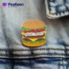 Einzigartige Hamburger-Anstecknadel zur individuellen Gestaltung, ideal für die Personalisierung von Accessoires mit einem lustigen Touch.