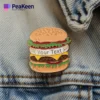Individuell gestaltete Hamburger-Anstecknadel mit einzigartigem Design, perfekt, um Taschen oder Kleidung zu verschönern.