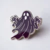 Una spilla con un fantasma viola su sfondo bianco, perfetta per i collezionisti di spille horror.