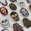 Spille di Halloween assortite con teschi e case spettrali, perfette per gli amanti dell'horror.