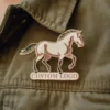 Élégante épingle à logo personnalisée sur le thème du cheval, idéale pour mettre en valeur la passion et le style équestres.