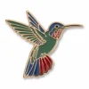 Pin esmaltado de un colibrí con un diseño brillante y colorido, ideal para personalizar bolsos, chaquetas o sombreros.