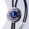 Pulsera con el logotipo de Lions International, diseñada para socios del Club de Leones, que se asemeja a una corbata de bolo.