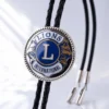 Diadema metálica adornada con el logotipo de un león, adecuada para una corbata de bolo del club de leones.