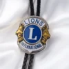 Emblema de Lions International en una corbata bolo de cuero negro.