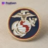 Broche de solapa con el emblema del Cuerpo de Marines de EE.UU. con el águila, el globo terráqueo y el símbolo del ancla, que representan el honor y el servicio.