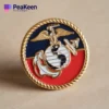 Broche de solapa con emblema dorado y rojo del Cuerpo de Marines, que simboliza el orgullo y el servicio en el ejército.