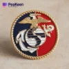 Un alfiler de solapa con el emblema del Cuerpo de Marines de Estados Unidos, diseñado en colores rojo, blanco y azul, que representa el honor militar.