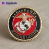 Broche del emblema del USMC con el diseño del águila, el globo terráqueo y el ancla, una marca de compromiso y valor en el Cuerpo de Marines.