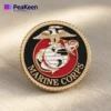 Alfiler de solapa USMC con el emblema del Cuerpo de Marines, que simboliza el orgullo y el servicio en el Cuerpo de Marines de los Estados Unidos.