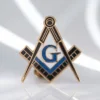 Un pin masónico adornado con el símbolo masónico, que representa los valores y tradiciones de la masonería.