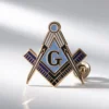 Un detallado pin masónico en azul y oro, que representa los valores y tradiciones de la masonería.