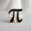 دبوس مينا ملون بالمينا يعرض رمز pi، وهو مثالي لمحبي الرياضيات وهواة جمع التحف.