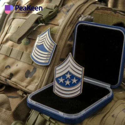 Insignia militar con una estrella, expuesta en un estuche protector, que representa el rango y el honor militares.