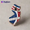 Un primer plano de un pin de Nueva Jersey con la silueta del estado y símbolos emblemáticos, perfecto para coleccionistas y aficionados.