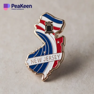 Gros plan sur un pin's du New Jersey représentant le contour de l'État et des symboles emblématiques, idéal pour les collectionneurs et les passionnés.