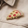 Un colorido pin con un trozo de pizza, perfecto para los amantes de la pizza y los coleccionistas de accesorios divertidos.