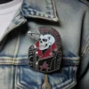 Un pin de punk rock con una calavera adornada con una elegante chaqueta punk, que muestra una estética rebelde y vanguardista.