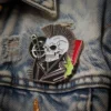 Un pin de punk rock que muestra una calavera adornada con una colorida cresta.