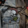 Un pin con una calavera con una llamativa cresta, que representa el estilo punk rock.
