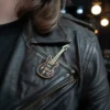 Un hombre vestido con una chaqueta de cuero negro y un pin de guitarra, que refleja una estética punk rock.