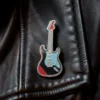 Chaqueta de cuero con una insignia de guitarra roja y negra, símbolo del estilo punk rock.