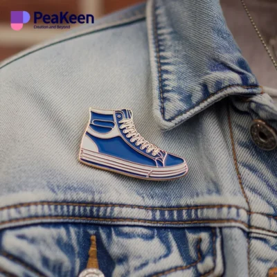 Une épingle en émail représentant une paire de baskets bleues attachée à une veste en jean élégante, mettant en valeur un accessoire à la mode.