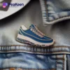 Individuelle Sneaker-Emaille-Anstecknadel mit einem stylischen Schuhdesign, perfekt, um jeder Sammlung oder jedem Outfit ein besonderes Flair zu verleihen.