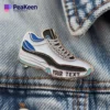 Individuell gestaltbare Sneaker-Emaille-Anstecknadel mit persönlichem Text für ein einzigartiges Accessoire.