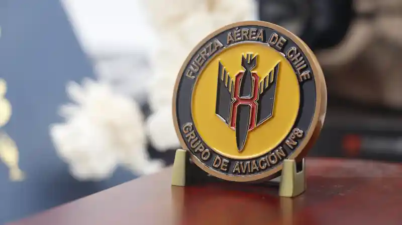 Moneda de desafío de la Fuerza Aérea de Chile con fondo amarillo y diseño de misil/emblema en negro y rojo en el centro. En el borde negro figura la inscripción "FUERZA AÉREA DE CHILE" y "GRUPO DE AVIACIÓN N°8".