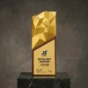 Trophée en aluminium aérospatial avec une base en bois de rose, comportant une plaque gravée et un motif géométrique sur une plateforme en marbre.