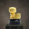 Trophée en figurine de mascotte de panda en or tenant le chiffre 10, symbolisant une récompense pour le 10e anniversaire, monté sur un socle noir avec texte Baidu gravé