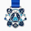 Atom-Umlaufbahn Wissenschaftsolympiade Medaille aus weicher Emaille mit polierten silbernen Metallkonturen, blauem Band, Atom-Außenform, Becher, Stern-Kontrollpunkten, Mikroskop-Symbol und weißem Hintergrund.
