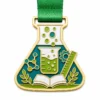 Becherkolben Wissenschaftsolympiade Medaille aus weicher Emaille mit polierten goldenen Metallkonturen, grünem Band, kolbenförmiger Kontur, Molekülknoten, Lineal, Zahnraddetails und weißem Hintergrund.