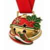 Медаль с колокольчиком Jingle Bell Run Medal из мягкой эмали с контурами из полированного золотистого металла, красной лентой на шее, колокольчиком и формой беговой обуви, акцентами в виде остролиста и снежинок и белым фоном.