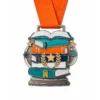 Медаль Book stack Reading Challenge Medal из мягкой эмали с контурами из полированного серебристого металла, оранжевой лентой на шее, формой трофея в виде сложенной книги, звездами, закладкой и лавровыми деталями и белым фоном.