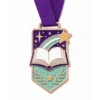 Медаль с мягкой эмалью Bookmark shield Reading Challenge Medal с металлическими контурами цвета розового золота, фиолетовой лентой на шее, формой щита закладки, открытой книгой, акцентами в виде падающей звезды и лавра и белым фоном.