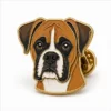 Мягкая эмалевая булавка Boxer Dog Portrait Pin с рельефными металлическими контурами, плоскими цветными участками эмали, соединенными деталями значка и муфтой-бабочкой на белом фоне.