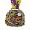 Медаль Zombie Run Medal из мягкой эмали с контурами из полированного золотистого металла, фиолетовой и лаймовой лентой на шее, формой сломанной арки, рукой зомби, беговым ботинком, луной и потрескавшимся тротуаром и белым фоном.