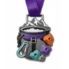 Медаль Chalk bag Bouldering Medal из мягкой эмали с контурами из полированного серебристого металла, фиолетовой лентой на шее, формой мешка для мела, карабином, скалолазными упорами, горным хребтом и упорами для рук и белым фоном.