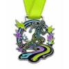 Медаль Circuit runner Electric Run Medal из мягкой эмали с контурами из полированного серебристого металла, неоново-зеленой лентой на шее, формой трассы из печатных плат, силуэтом бегуна, акцентами в виде искр и беговой дорожки и белым фоном.