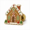 Alfiler de esmalte blando Classic Gingerbread House Pin con contornos metálicos en relieve, secciones planas de esmalte de color, detalles de insignia conectados y un embrague de mariposa sobre fondo blanco.